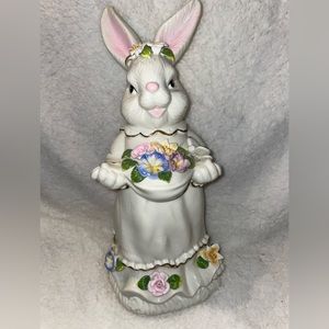 MUSICAL 🎶Cracker Barrel Vintage Rabbit plays “ Here Comes Peter Cottontail”.🎶